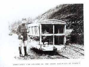 Autoambulanza su una delle ferrovie leggere a Verdun, c.1916 da Unbekannt Unbekannt